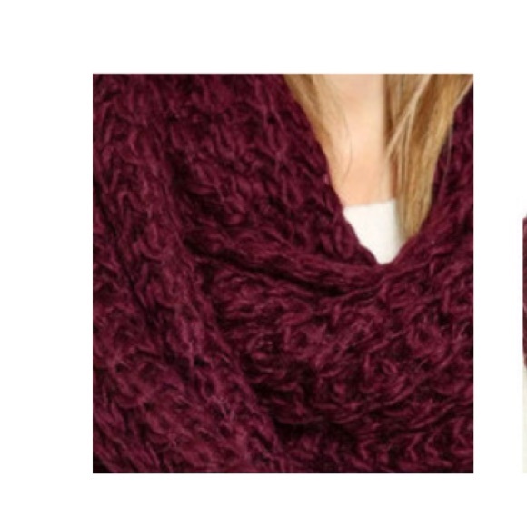 BURGUNDY CABLE KNIT CHUNKY CIRCLE SCARF - Picture 5 of 7